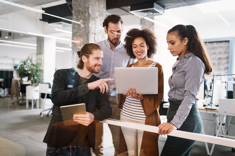 Team bei der gemeinsamen Entwicklung von Marketingmaßnahmen