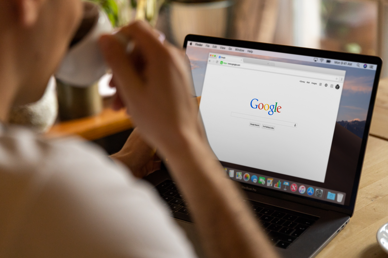 Google-Suche auf einem Laptop