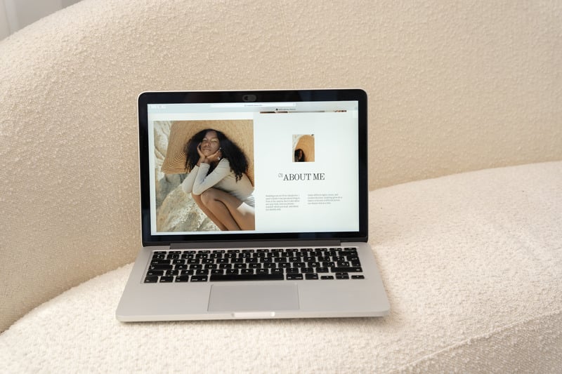 Website-Darstellung auf einem Laptop